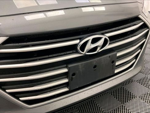 Used 2018 Hyundai Elantra SE image 25