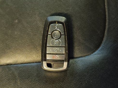 Used 2017 Ford Edge Titanium w/ Technology Package image 32