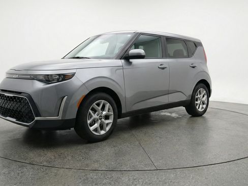 Used 2025 Kia Soul LX w/ LX Technology Package image 3