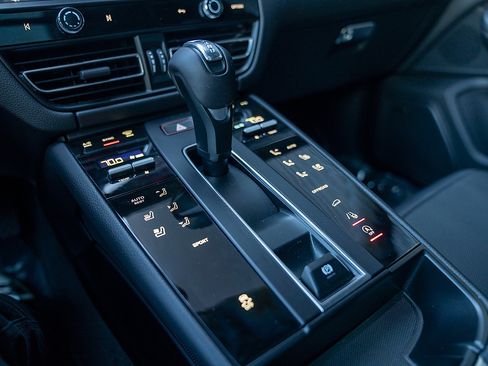 Certified 2025 Porsche Macan image 14