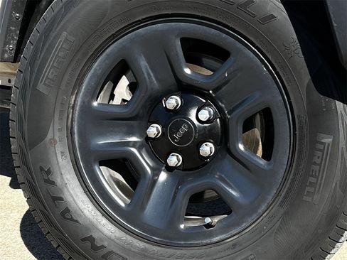 Used 2020 Jeep Gladiator Sport image 28