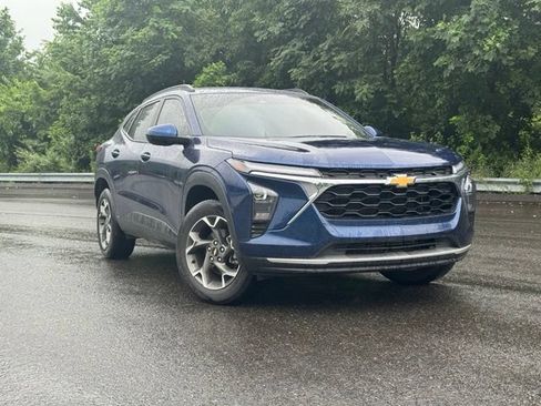 Used 2024 Chevrolet Trax LT w/ Driver Confidence Package FWD image 1