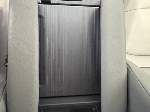 Used 2025 Toyota Sienna XLE AWD/4WD image 5