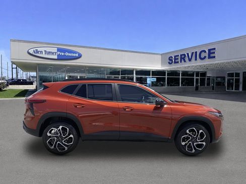 Used 2024 Chevrolet Trax RS w/ Sunroof Package FWD image 9