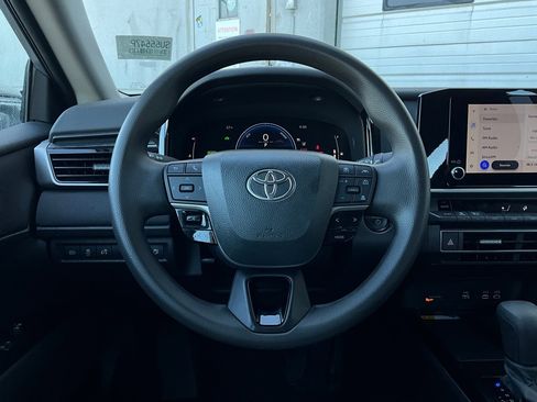 Used 2025 Toyota Camry LE image 31