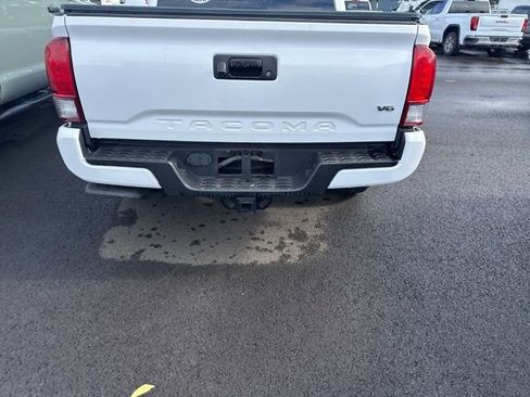 Used 2017 Toyota Tacoma TRD Sport w/ Tow Package (A/T) image 6