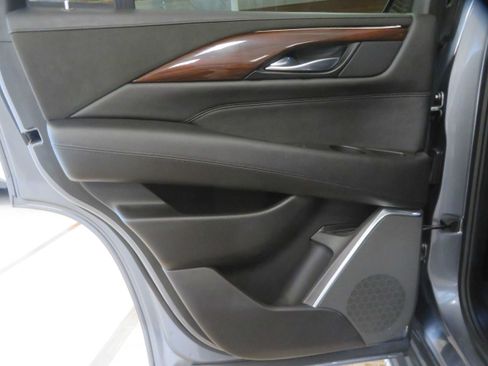 Used 2018 Cadillac Escalade Luxury AWD/4WD image 18