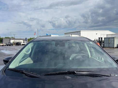 Used 2023 Chrysler Pacifica Touring-L FWD image 25