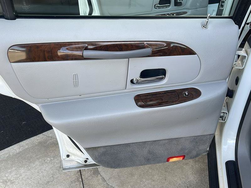 Used 1999 Lincoln Town Car Signature RWD image 35