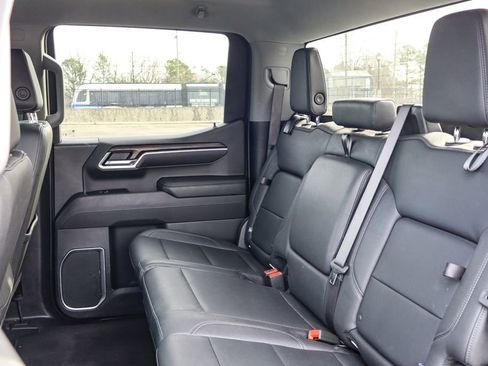 Certified 2025 GMC Sierra 1500 SLT image 11