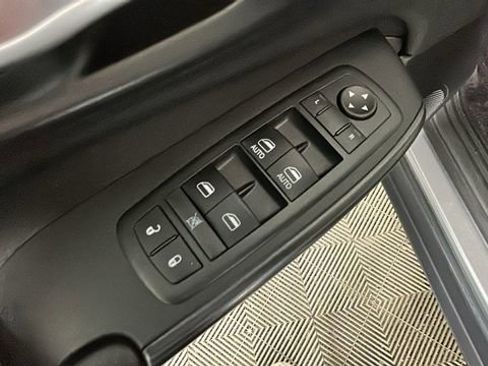 Used 2016 Jeep Cherokee Latitude w/ Cold Weather Group AWD/4WD image 11