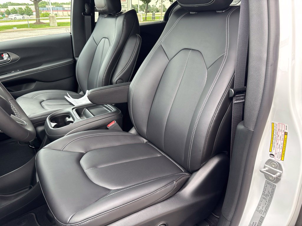 New 2027 Chrysler Pacifica Select FWD image 55
