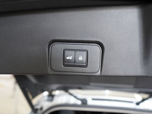 Used 2025 Nissan Rogue SV FWD image 25