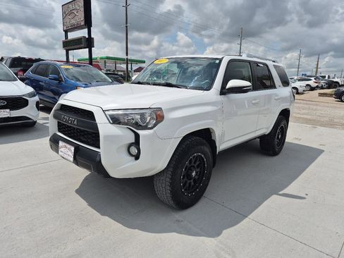 Used 2017 Toyota 4Runner SR5 Premium AWD/4WD image 2