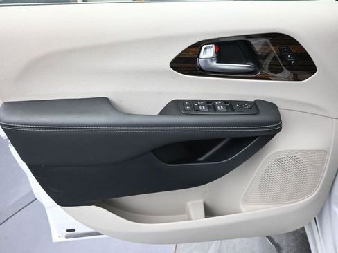 Used 2024 Chrysler Pacifica Limited w/ Trailer Tow Group image 13