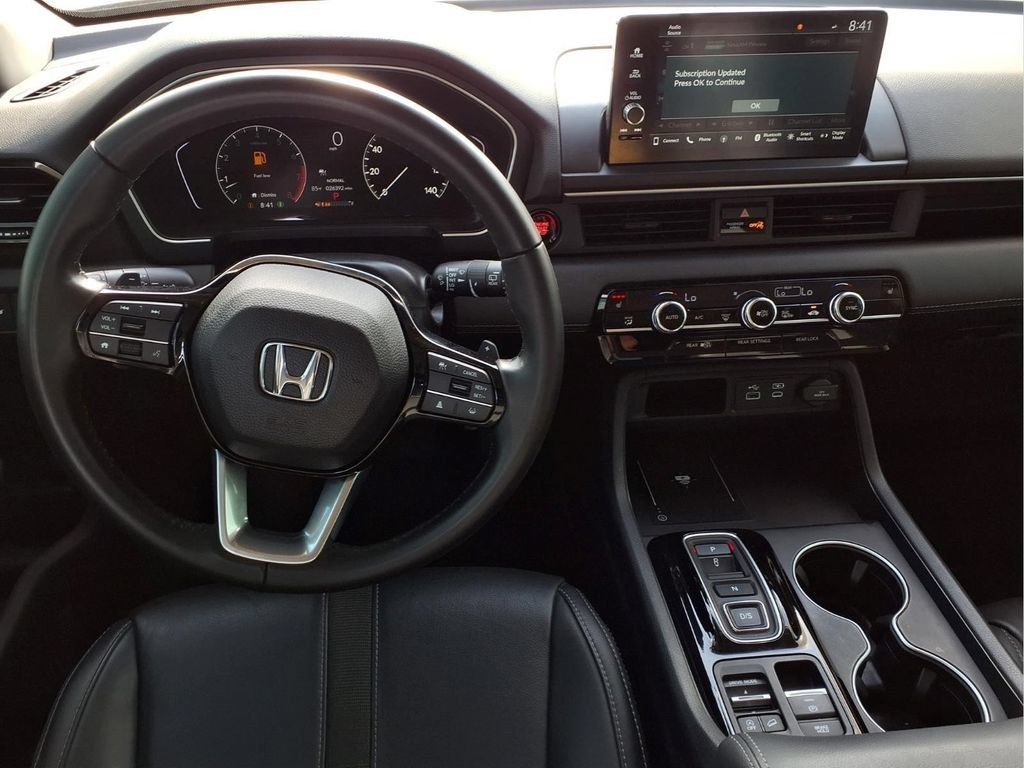 Used 2025 Honda Pilot Touring image 13