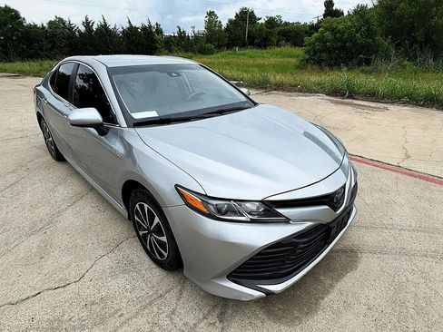 Used 2020 Toyota Camry LE w/ Carpet Mat Package FWD image 2