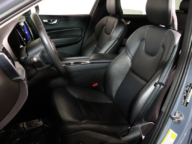 Used 2023 Volvo XC60 B5 Core AWD/4WD image 4