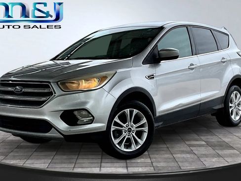 Used 2017 Ford Escape SE FWD image 1