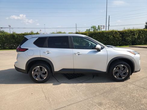Used 2025 Nissan Rogue SV FWD image 4