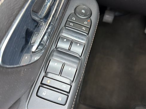 Used 2013 Cadillac Escalade Platinum AWD/4WD image 18