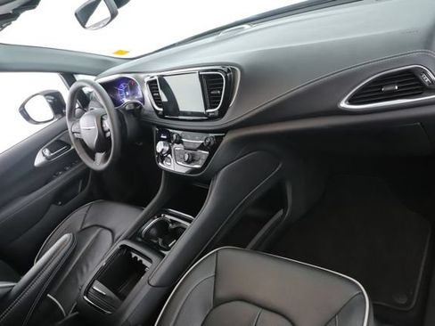 Used 2024 Chrysler Pacifica Premium FWD image 33