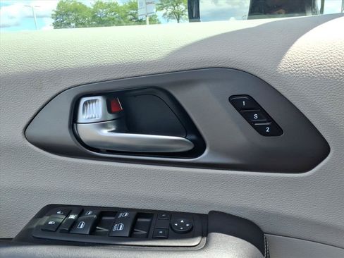 Used 2024 Chrysler Pacifica Touring-L FWD image 15