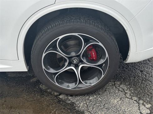 Used 2022 Alfa Romeo Stelvio Veloce image 11