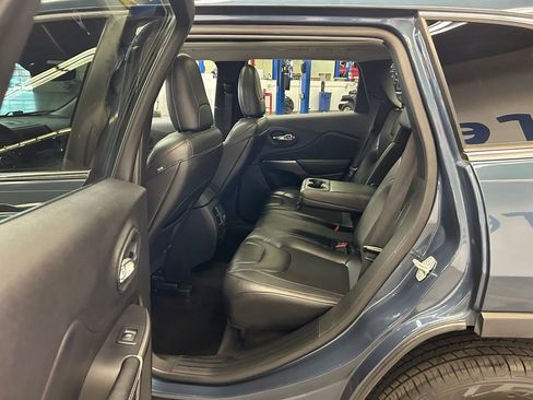 Used 2020 Jeep Cherokee Latitude Plus w/ Comfort/Convenience Group FWD image 15