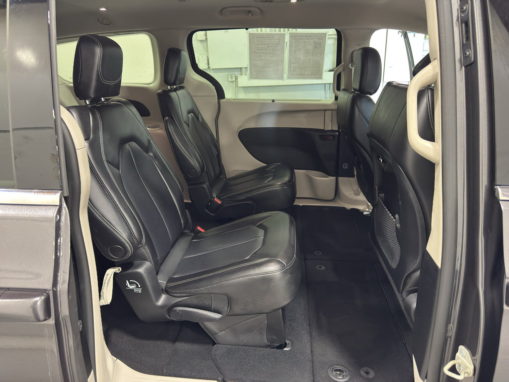 Used 2023 Chrysler Pacifica Touring-L FWD image 45