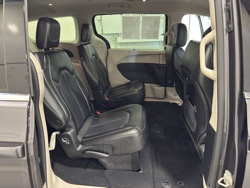 Used 2023 Chrysler Pacifica Touring-L FWD image 45