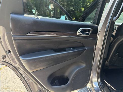 Used 2018 Jeep Grand Cherokee Overland AWD/4WD image 14