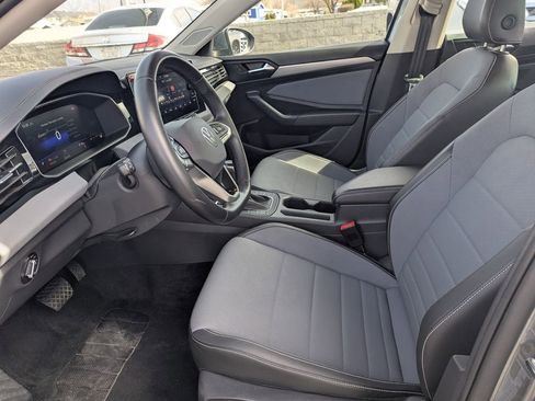 Used 2025 Volkswagen Jetta SE FWD image 25