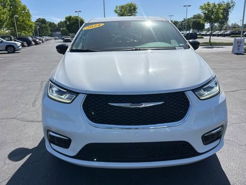 Used 2024 Chrysler Pacifica Touring-L FWD image 2