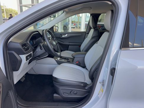 Certified 2025 Ford Escape SE w/ PHEV Premium Package FWD image 11