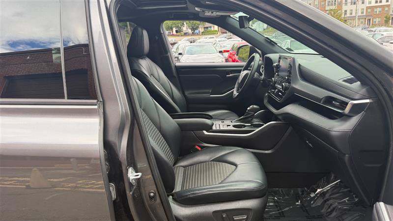 Used 2021 Toyota Highlander XSE FWD image 6