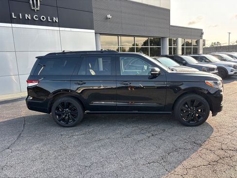 Certified 2023 Lincoln Navigator Reserve AWD/4WD image 8