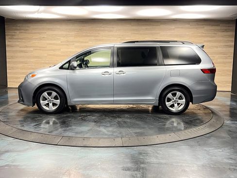 Used 2019 Toyota Sienna LE FWD image 18