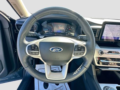 Used 2022 Ford Explorer XLT image 11