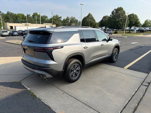 Certified 2024 Chevrolet Traverse LT FWD image 3