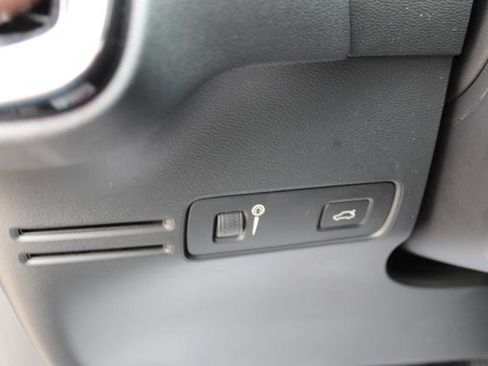 Used 2021 Volvo XC40 T4 Momentum image 18