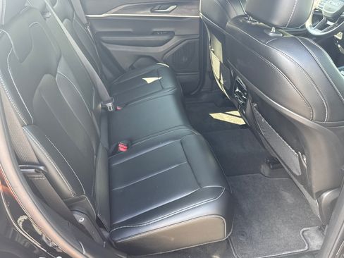 Used 2025 Jeep Grand Cherokee Limited AWD/4WD image 16