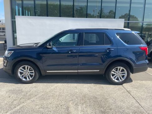Used 2017 Ford Explorer XLT w/ Equipment Group 202A FWD image 2