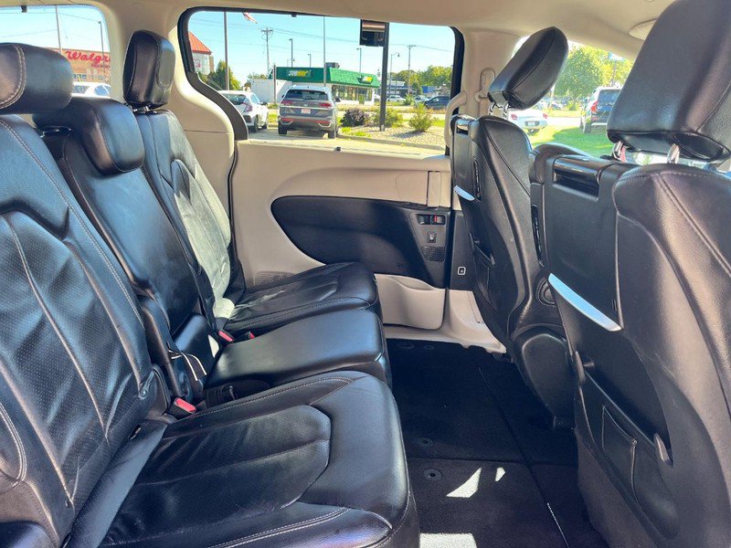 Used 2022 Chrysler Pacifica Touring-L w/ Uconnect Theater Family Group FWD image 15