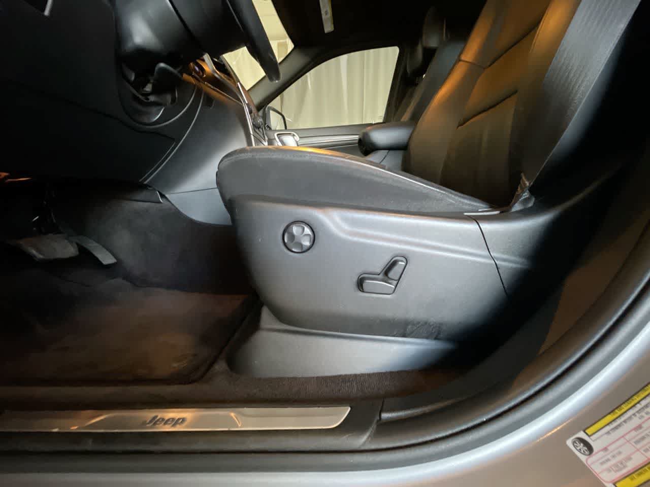Used 2018 Jeep Grand Cherokee Limited AWD/4WD image 12
