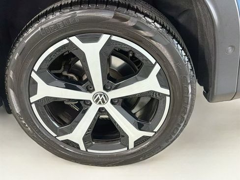 Used 2025 Volkswagen Tiguan SE FWD image 33