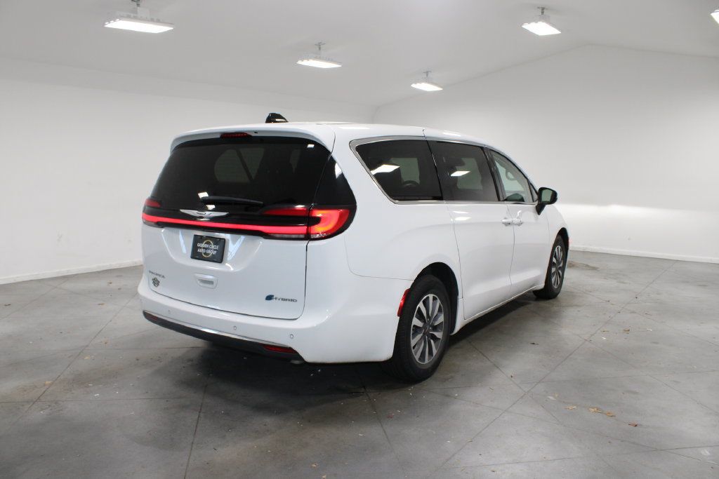 Used 2024 Nissan Versa SR FWD image 55