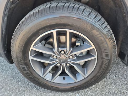 Used 2020 Jeep Grand Cherokee Laredo w/ Laredo X Package RWD image 12