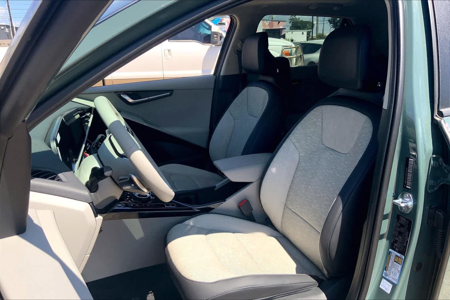 Used 2024 Kia Niro Wave w/ Wave Preserve Package FWD image 9