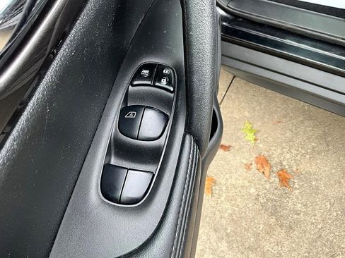 Used 2019 Nissan Rogue SV w/ Sun & Sound Touring Package image 14